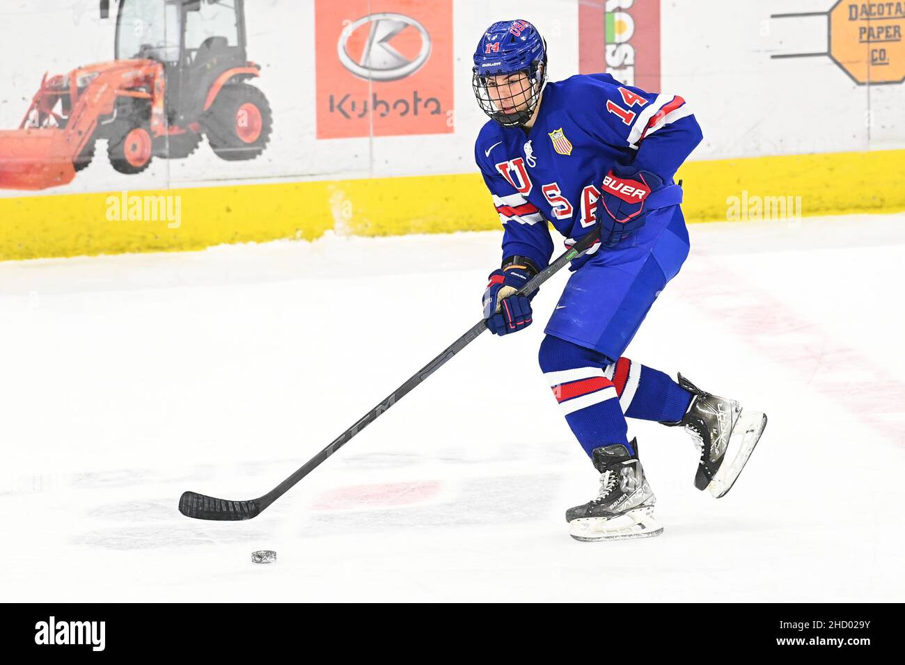 Frank 18 Nazar III (14) spielt den Puck während eines NCAA-Männer-Eishockeyspiels zwischen dem US-amerikanischen U-18-Team und der University of North Dakota, die Hawks in der Ralph Engelstad Arena, Grand Forks, ND, bekämpfen, am Samstag, 1. Januar 2022. Die US-amerikanische U-18-Nationalmannschaft gewann 2:0. Von Russell Hons/CSM Stockfoto Frank 18 Nazar III (14) spielt den Puck während eines NCAA-Männer-Eishockeyspiels zwischen dem US-amerikanischen U-18-Team und der University of North Dakota, die Hawks in der Ralph Engelstad Arena, Grand Forks, ND, bekämpfen, am Samstag, 1. Januar 2022. Die US-amerikanische U-18-Nationalmannschaft gewann 2:0. Von Russell Hons/CSM Stockfoto
