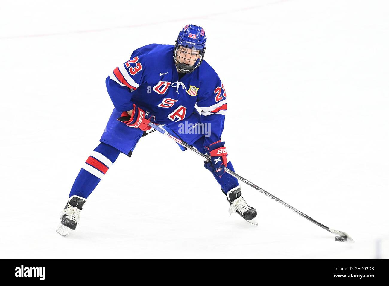 US National Under-18-Team Verteidiger Lane Hutson (23) bereitet sich darauf vor, den Puck während eines NCAA Männer-Hockey-Spiels zwischen dem US National Under-18-Team und der University of North Dakota kämpfen Hawks in der Ralph Engelstad Arena, Grand Forks, ND am Samstag, 1. Januar 2022 passieren. Die US-amerikanische U-18-Nationalmannschaft gewann 2:0. Von Russell Hons/CSM Stockfoto