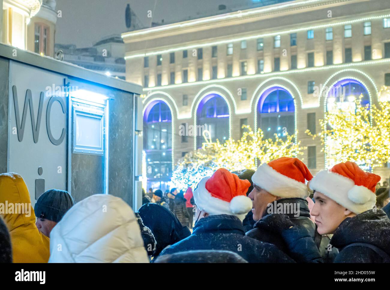 Jugendliche junge Menschen in den väterlichen Frostkappen von moroz stehen Schlange, um eine Neujahrsnacht auf dem Staraya-Platz im Zentrum von Moskau, Russland, zu feiern Stockfoto