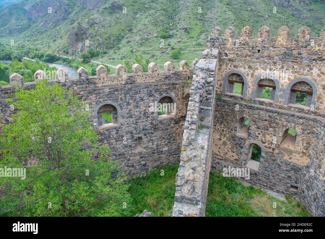 Die alte Festung von Khertvisi steht auf einem hohen Hügel über dem Fluss Stockfoto Die alte Festung von Khertvisi steht auf einem hohen Hügel über dem Fluss Stockfoto