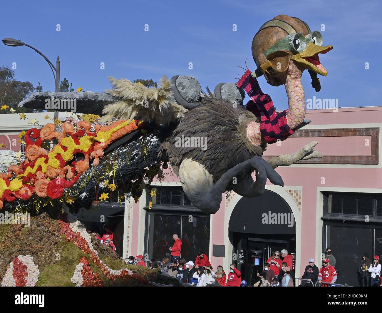 Pasadena, Usa. 01st Januar 2022. Der „Sky's the Limit“-Festwagen der Stadt South Pasadena, Gewinner des Founder Award, findet am Samstag, dem 1. Januar 2022, auf dem Colorado Boulevard seinen Weg entlang der jährlichen Tournament of Roses Parade 133rd in Pasadena, Kalifornien. Foto von Jim Ruymen/UPI. Kredit: UPI/Alamy Live Nachrichten Stockfoto