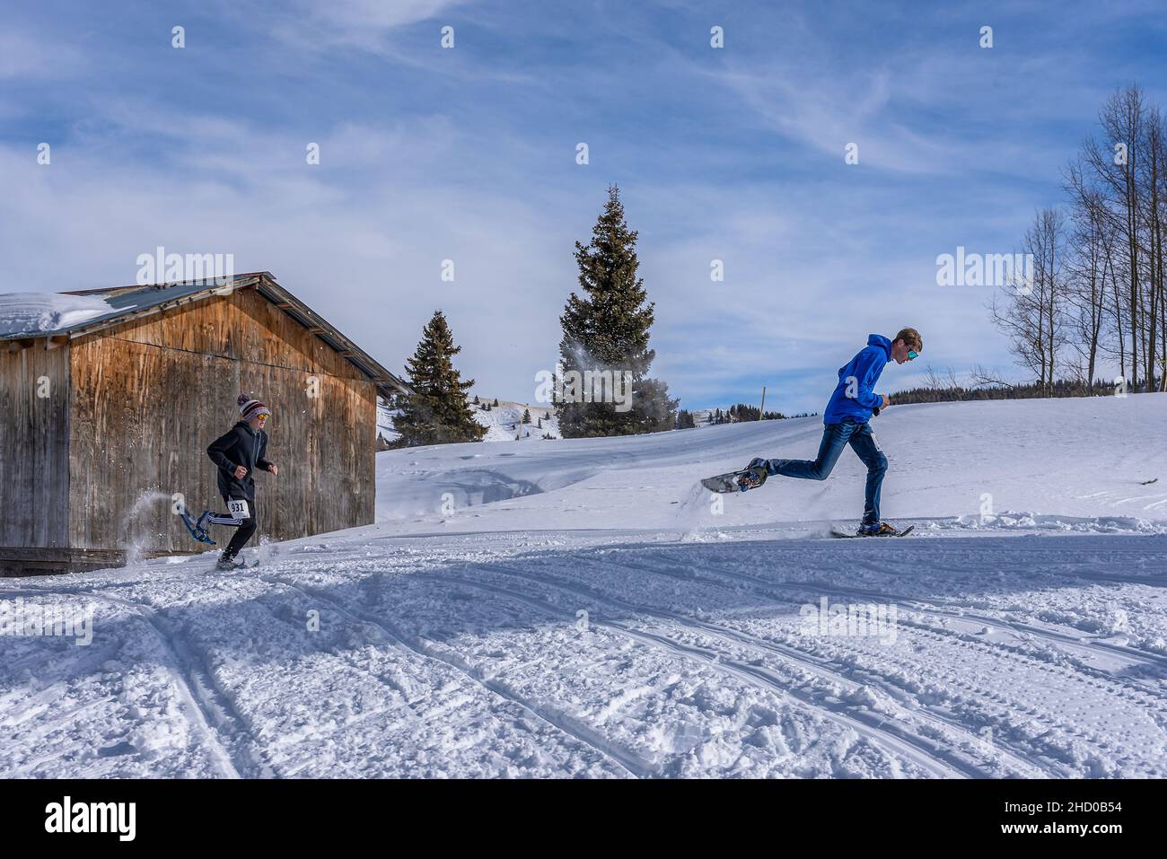Zwei männliche Schneeschuhfahrer treten beim Chama Chile Ski Classic in den San Juan Mountains nördlich von Chama, New Mexico, an. Stockfoto