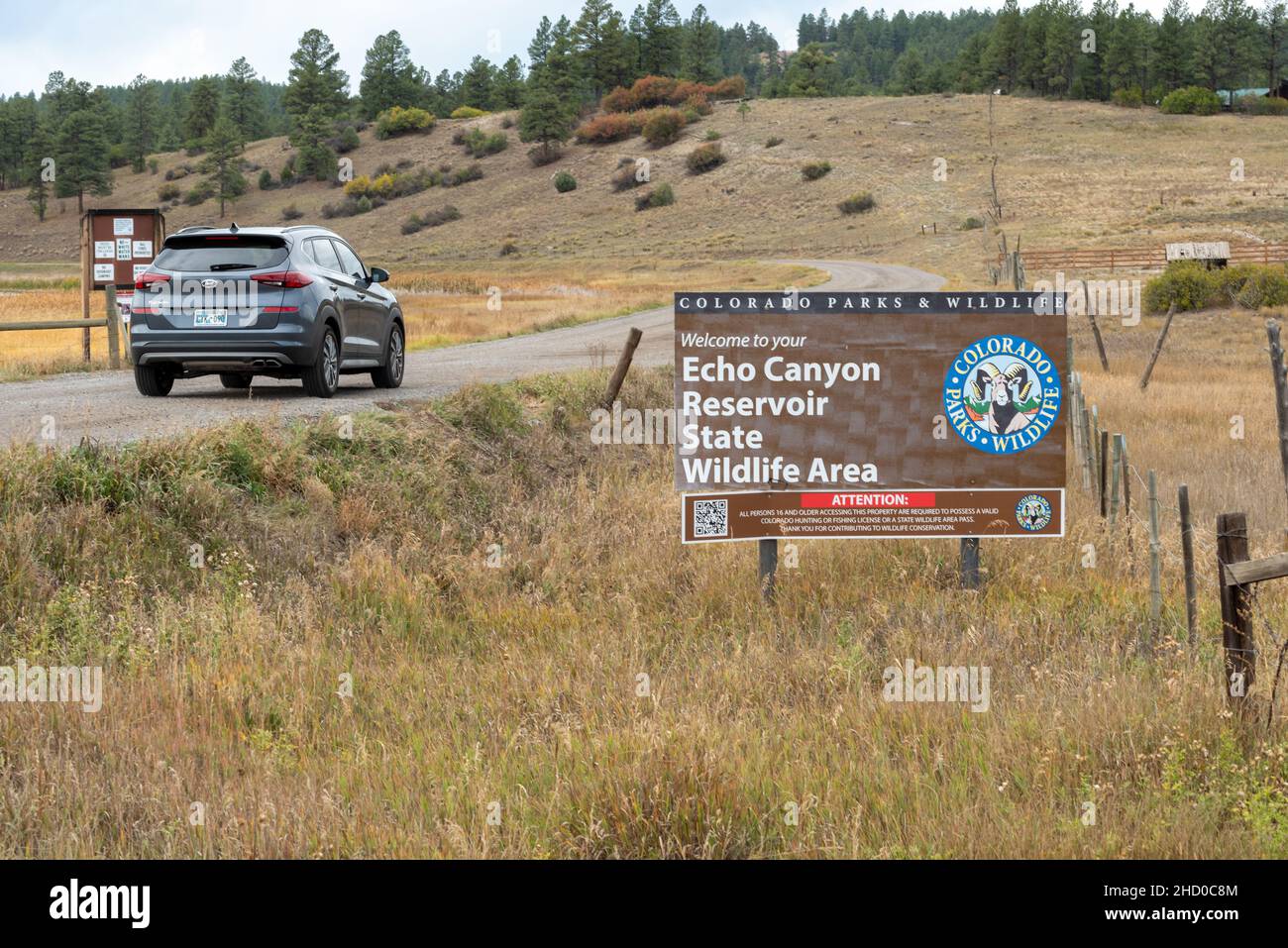 Ein Auto fährt am Schild vorbei, das die Straße zum Echo Canyon Reservoir State Wildlife Area in der Nähe von Pagosa Springs, Colorado, markiert. Stockfoto