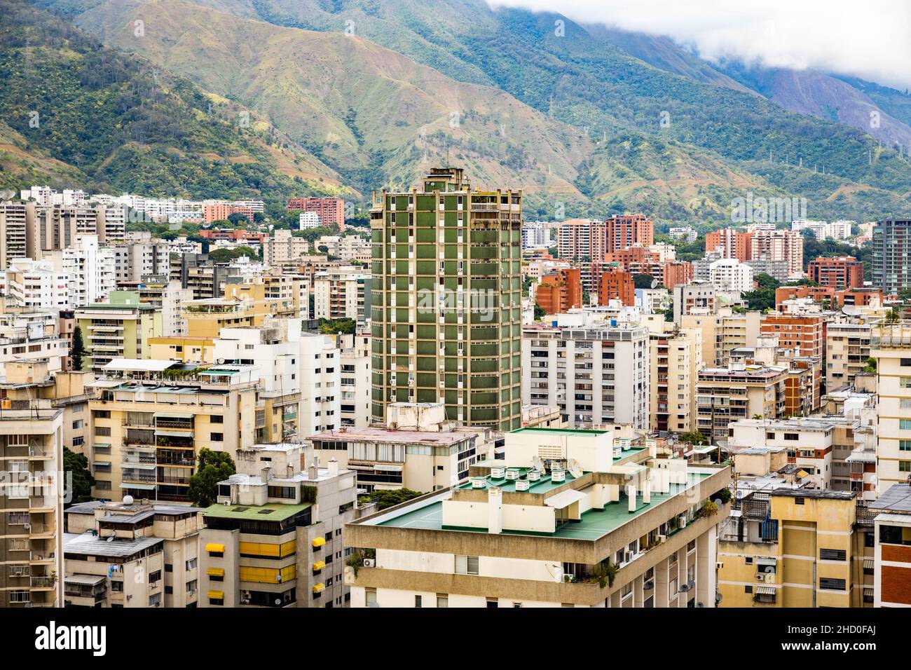 Blick auf die Gebäude im Stadtzentrum von Caracas von oben am Tag Stockfoto