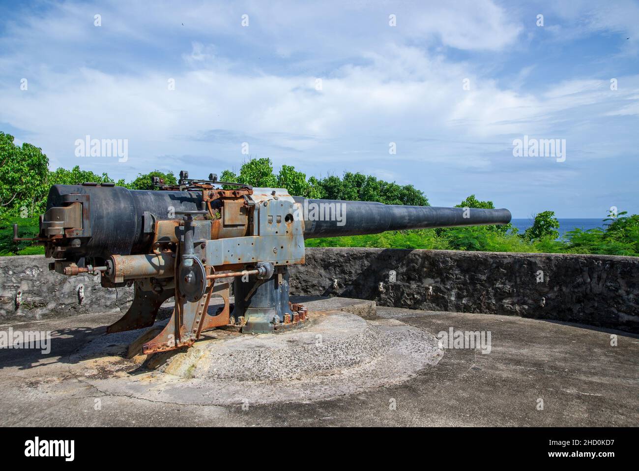 Ein historisches Waffenlager aus dem 2. Weltkrieg mit Blick auf die Flying Fish Cove auf Christmas Island. Stockfoto