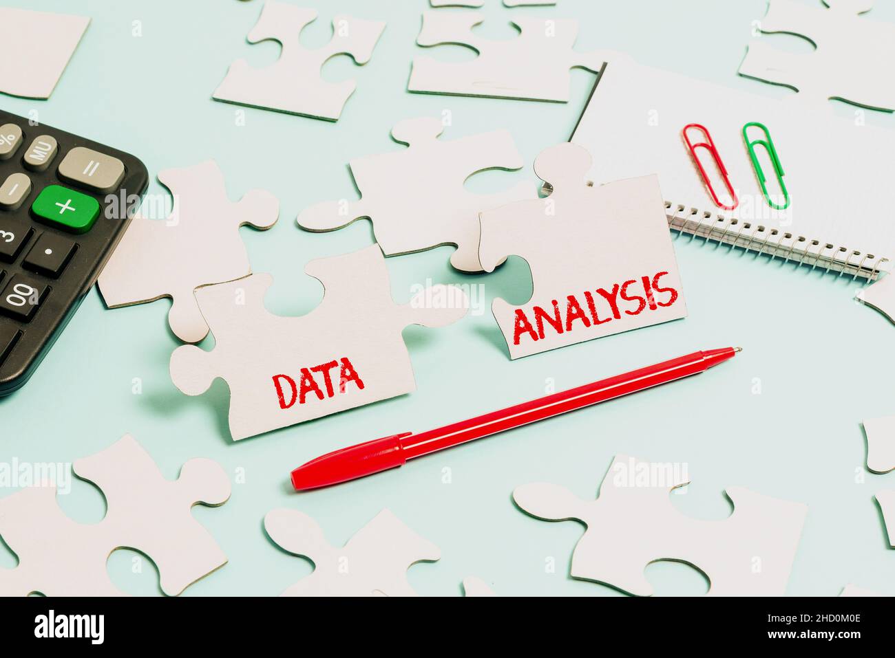 Inspiration zeigt Zeichen Datenanalyse. Konzept Bedeutung Zahlen zu analytischem Schluss übersetzen Prognose Erstellen eines unfertigen weißen Jigsaw Stockfoto
