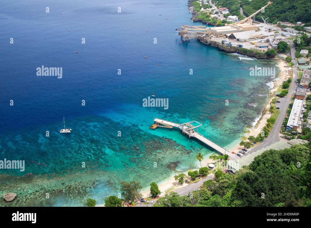 Anlegestelle, Korallenriff und Infrastruktur von Flying Fish Cove auf Christmas Island. Stockfoto