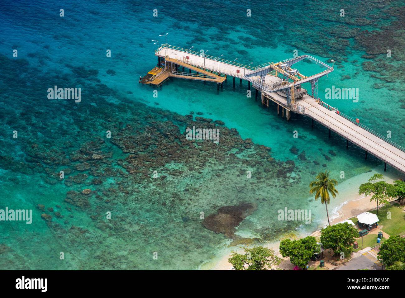 Anlegestelle, Korallenriff und Infrastruktur von Flying Fish Cove auf Christmas Island. Stockfoto