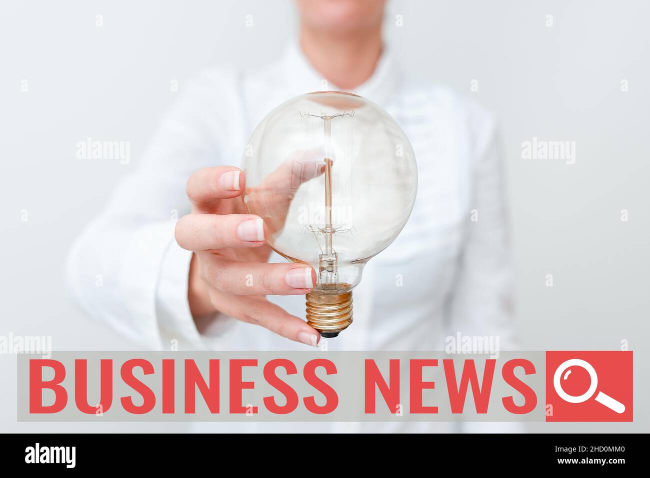 Konzeptionelle Bildunterschrift Business News. Geschäftsübersicht Handelsmitteilung Handelsbericht Marktaktualisierung Corporate Insight Lady in der Holding für Geschäftskleidung Stockfoto