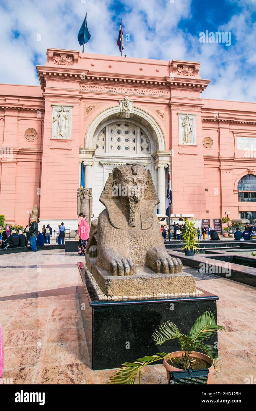 Kairo, Ägypten - 31. Jan 2020: Außenansicht des Museums für Ägyptische Antiquitäten (Ägyptisches Museum), das die weltweit größte Sammlung von antiken Gebäuden beherbergt Stockfoto