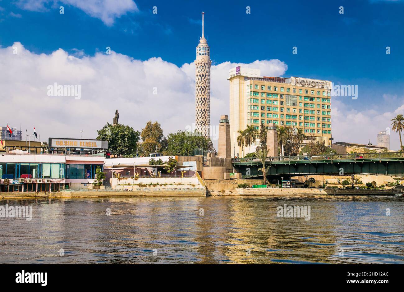 Luxor, Ägypten - 28. Jan 2020: Wohngebäude am Nil mit Segelbooten in Luxor, Ägypten Stockfoto