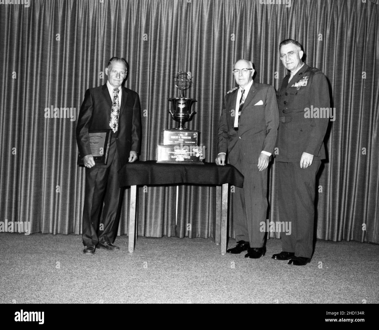 Robert G. Robinson, James E. Nicholson und MG Homer S. Hill. Stockfoto