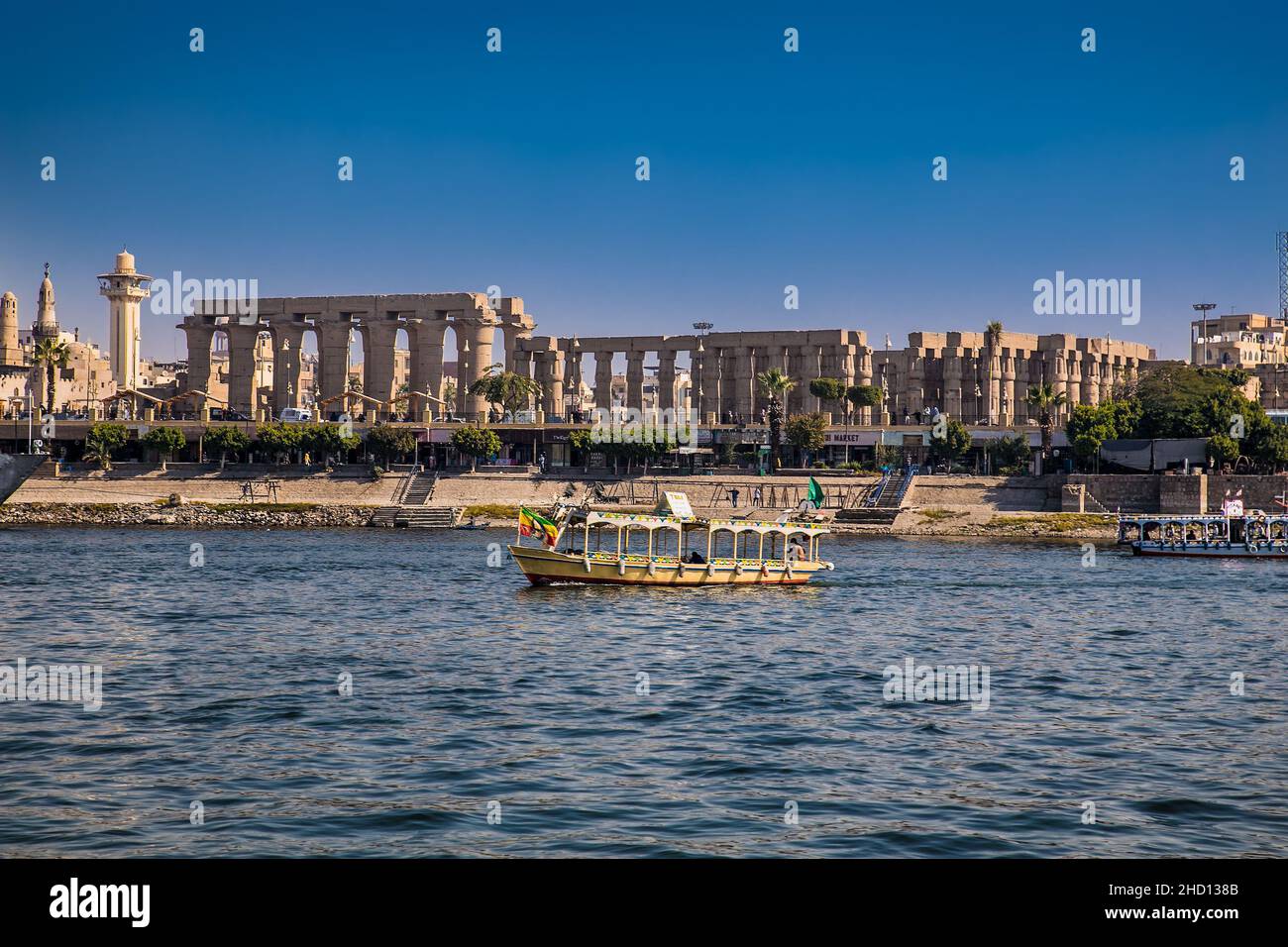 Luxor, Ägypten - Jan 28, 2020:die touristischen Boote auf dem Nil in Luxor, Ägypten Stockfoto