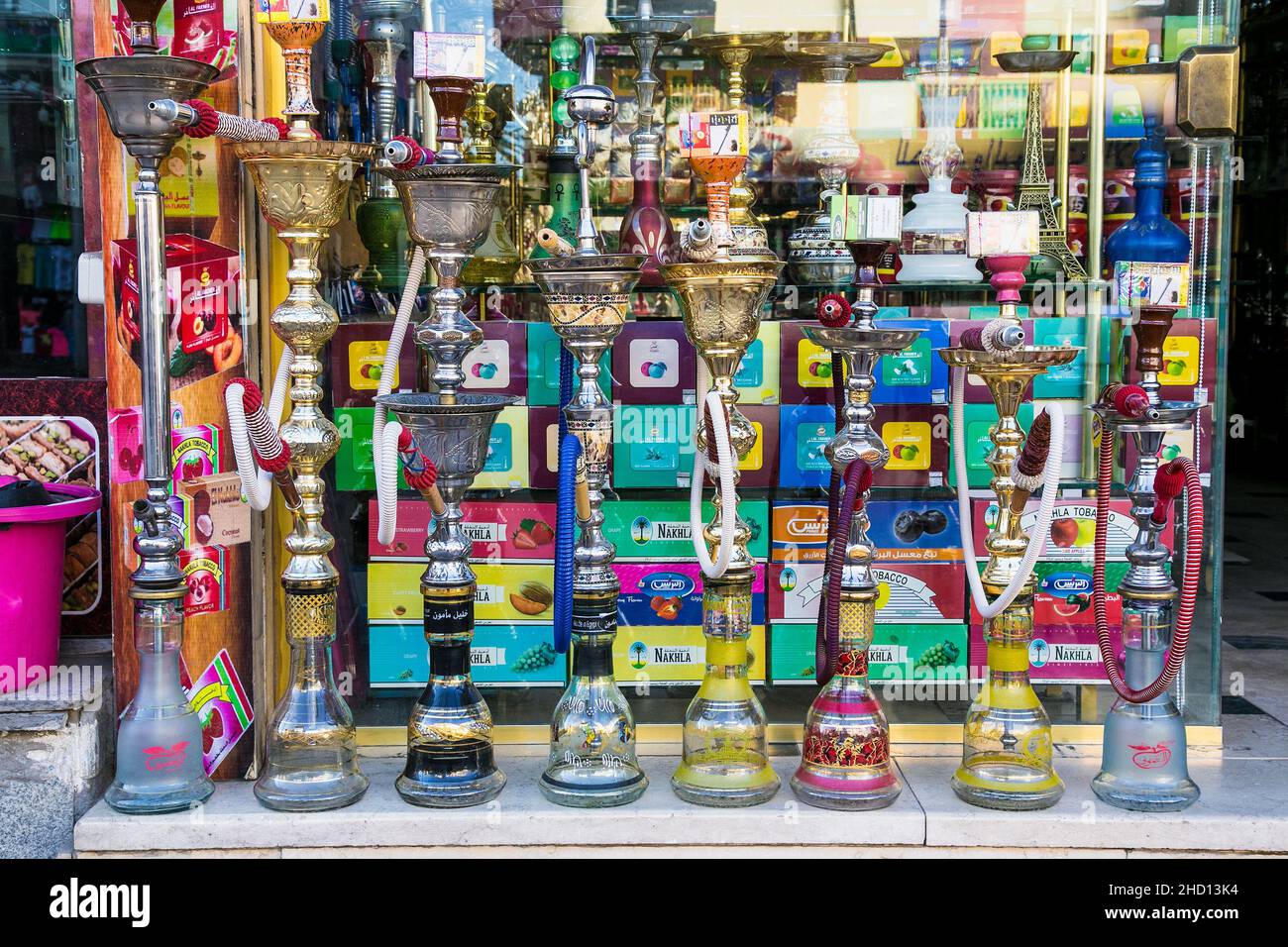 Luxor, Ägypten - 30. Jan 2020: Die Shisha im Street Gift Shop im ägyptischen Souvenir Shop in Hurgada. Ägypten. Stockfoto