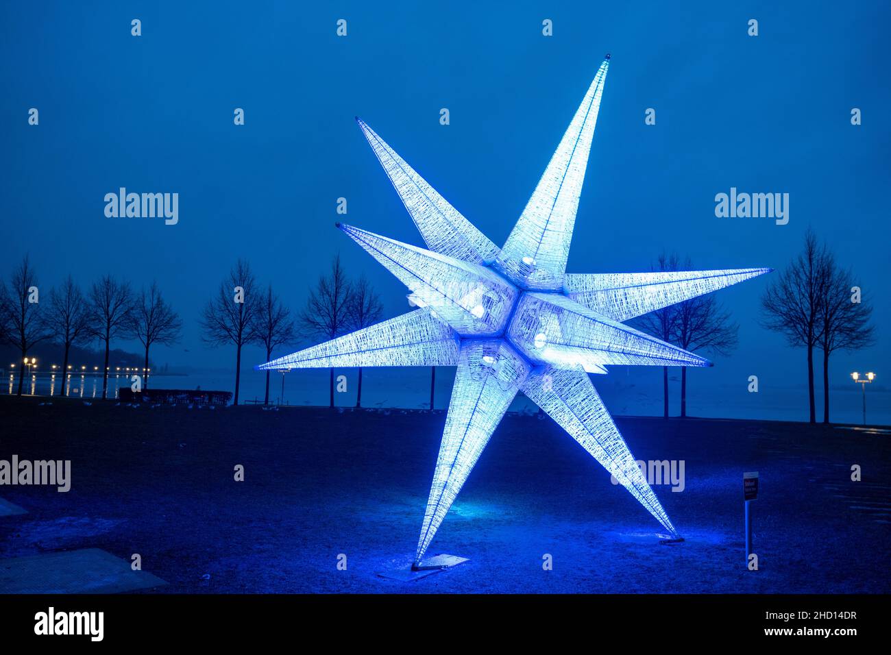 Stralsund, Deutschland. 02nd Januar 2022. Auf einer Wiese an der Sundpromenade steht eine etwa sieben Meter hohe Weihnachtssterne. Quelle: Stefan Sauer/dpa/Alamy Live News Stockfoto