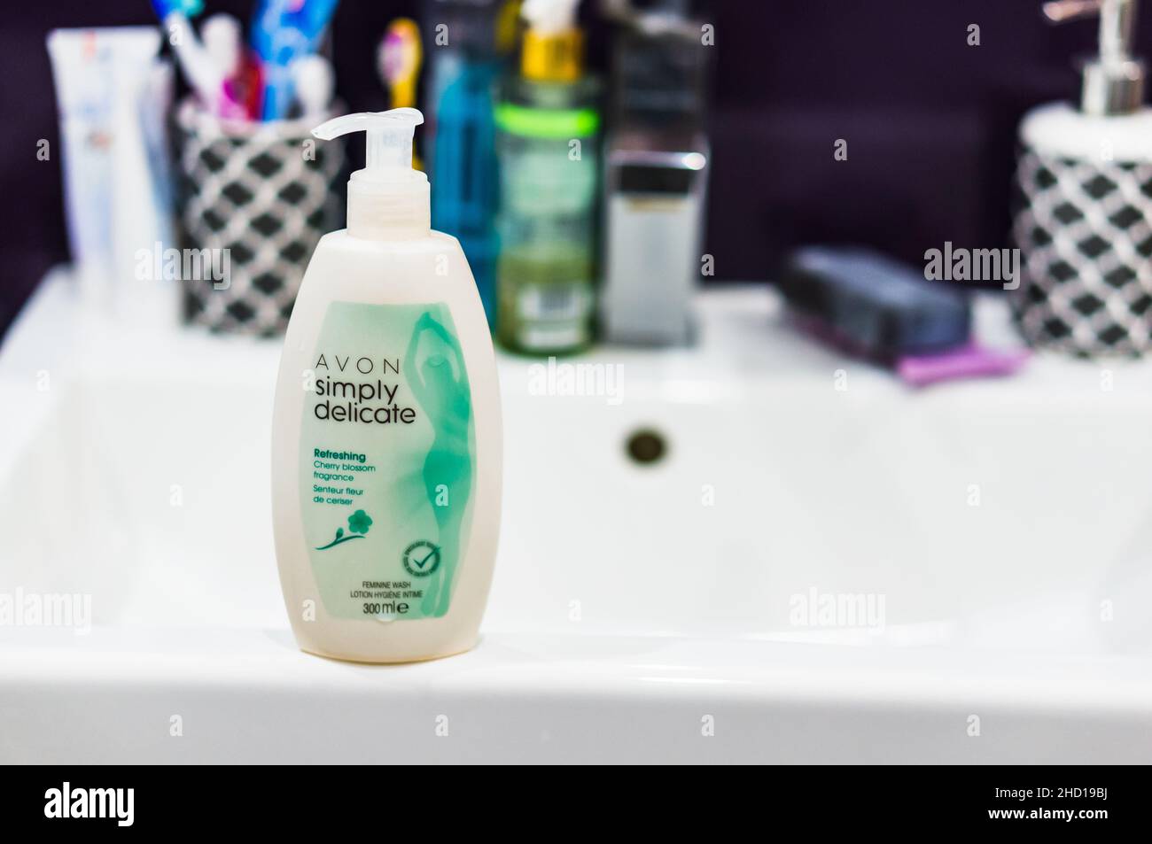 Avon einfach zarte Hautcreme in einer Flasche im Badezimmer Stockfoto
