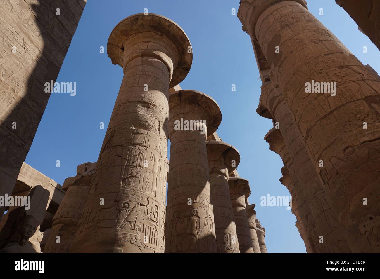 Massive Säulen am Karnak Tempel, Luxor, Ägypten Stockfoto