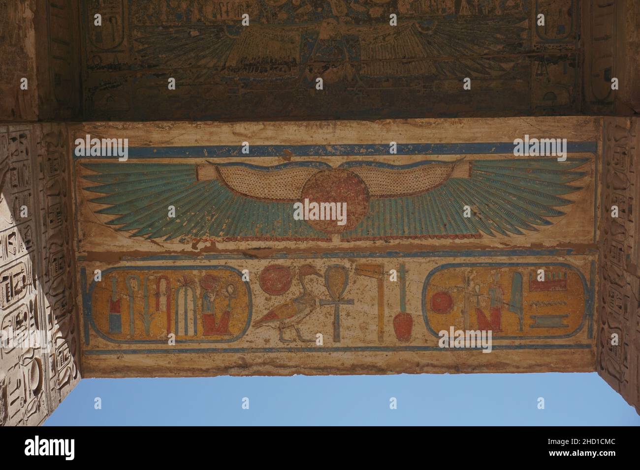 Gut erhaltene Hieroglyphen am Tempel von Ramses III, Luxor, Ägypten Stockfoto