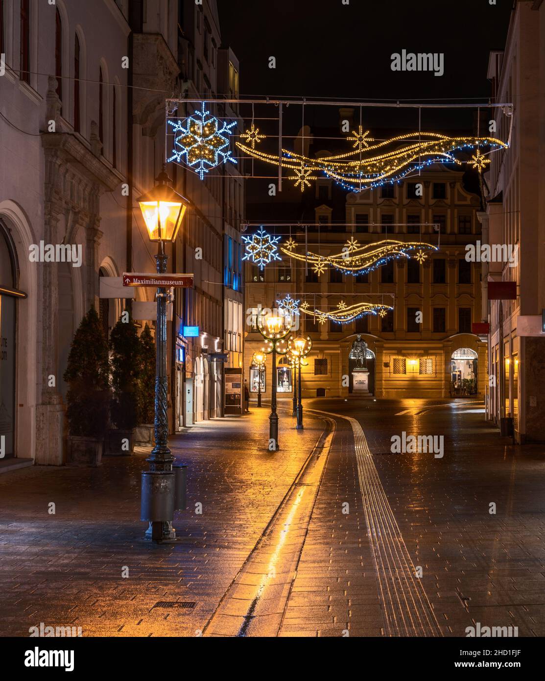 Straße in Augsbug bei Nacht mit Weihnachtsbeleuchtung dekoriert Stockfoto