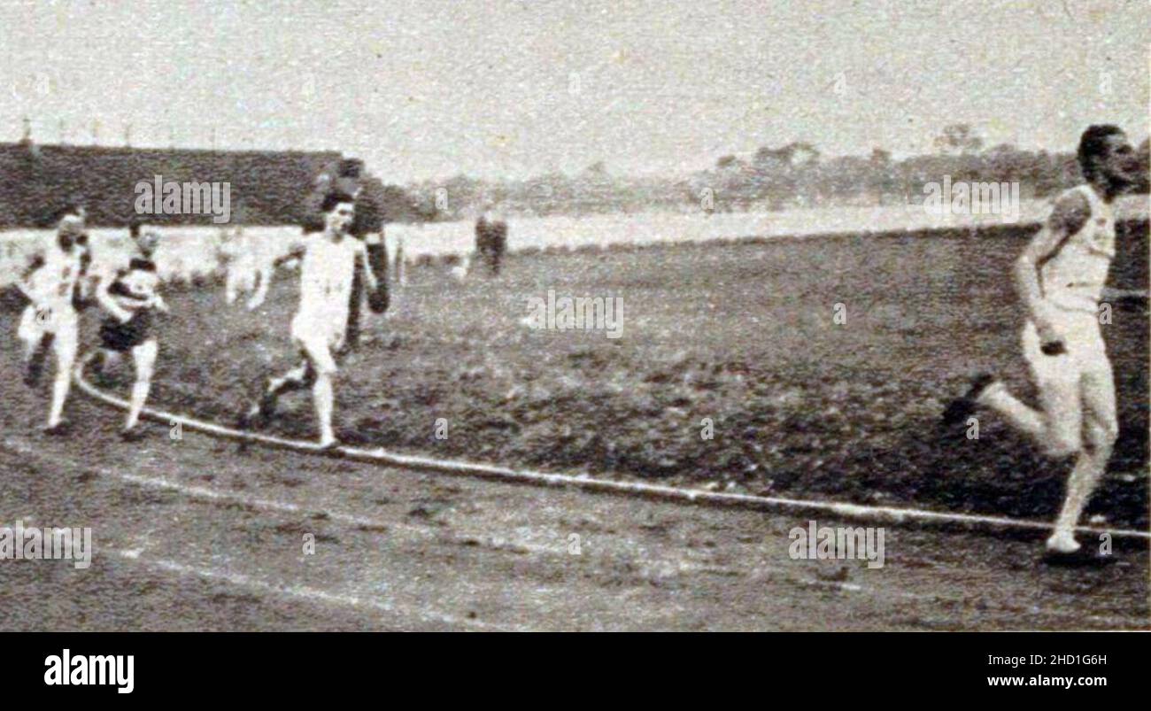 Roger Pele en tête, à l'entrée de la dernière ligne droite du 1500 mètres des championnats de France 1922. Stockfoto