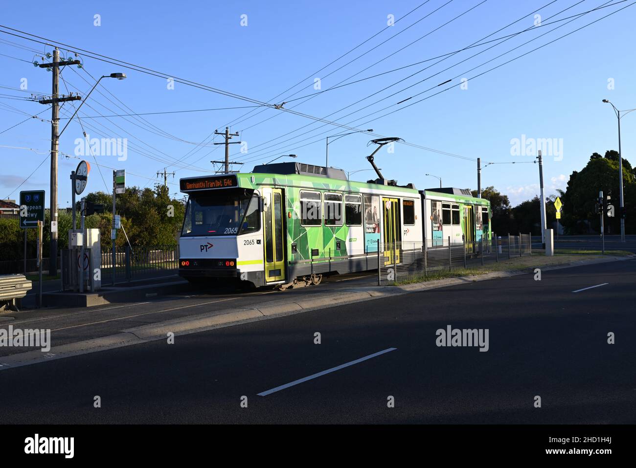 Die Straßenbahn der B-Klasse mit PTV-Lackierung hielt an einem klaren Tag gegen Sonnenuntergang am Ende der Route 64 in der Nähe des Nepean Hwy Stockfoto