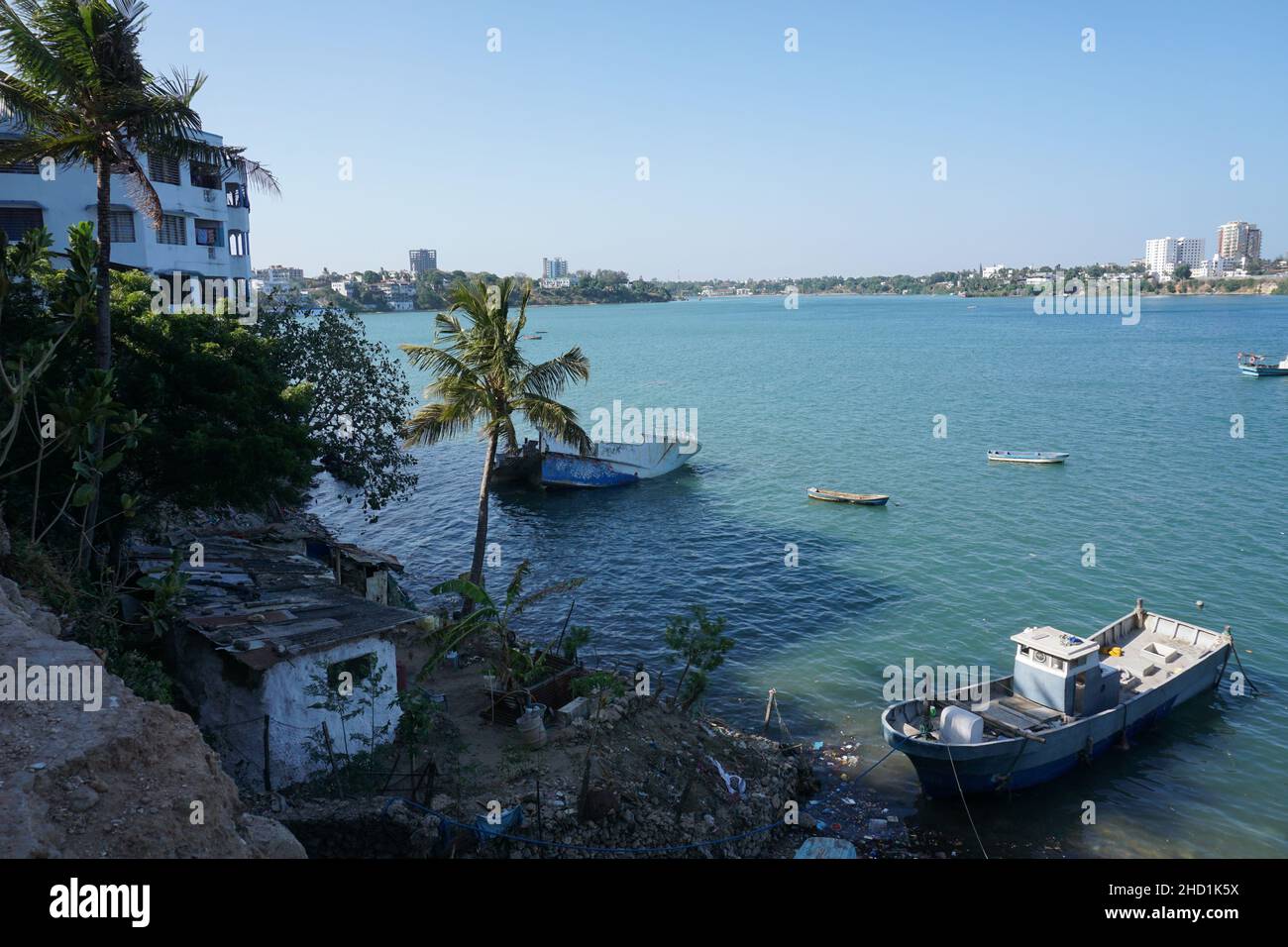 Ufer in Mombasa mit einigen alten Fischerbooten, Kenia Stockfoto