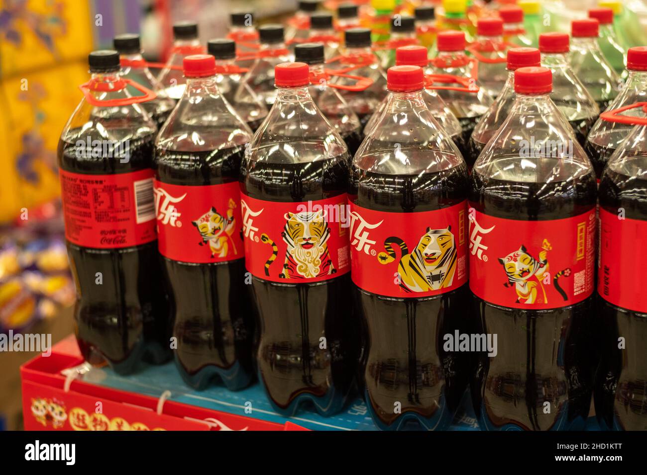 Coca-Cola-Flaschen für das Jahr des Tigers werden in einem Supermarkt in Peking, China, verkauft. 02-Jan-2022 Stockfoto