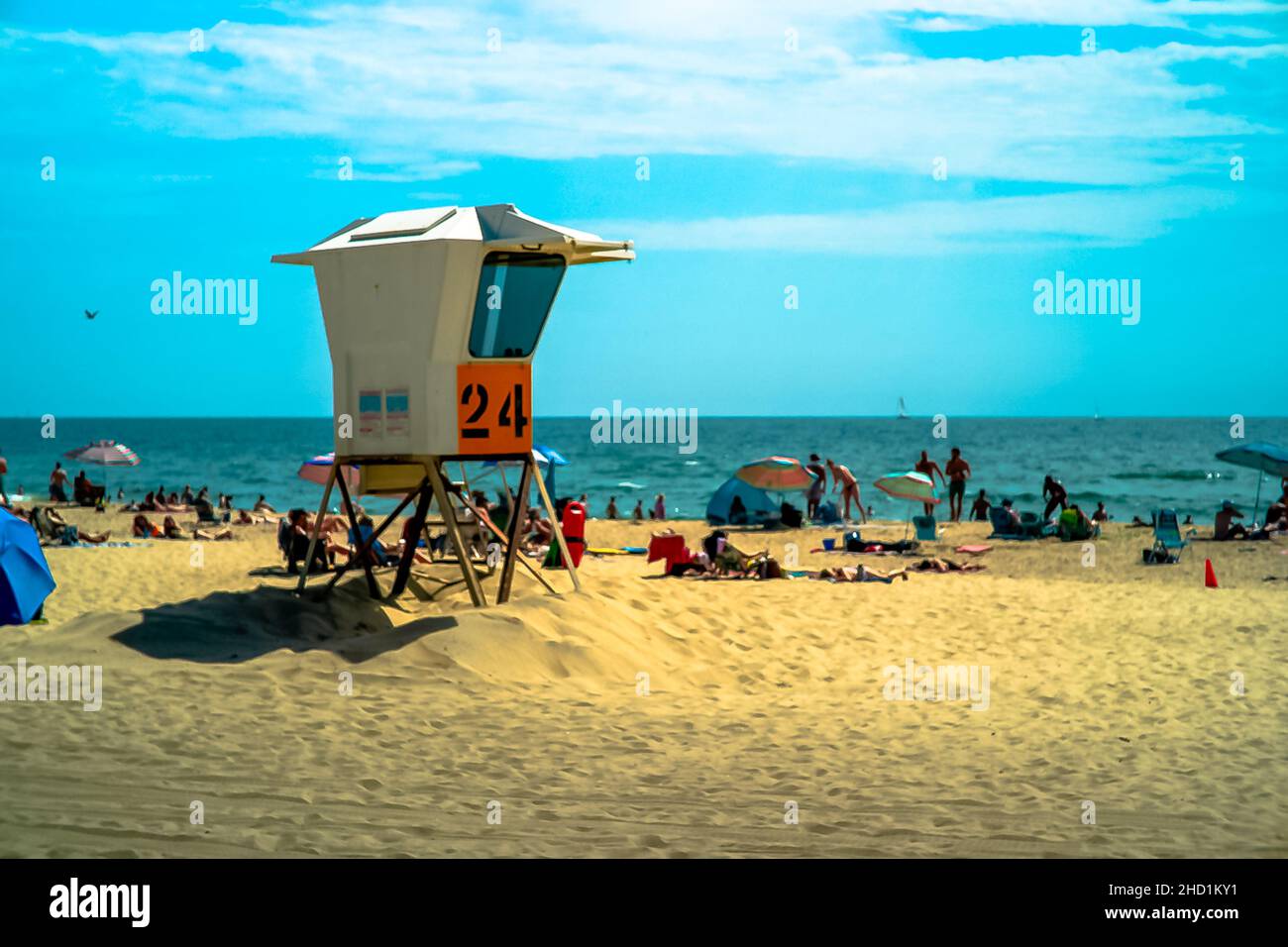 Schöne Aufnahme eines Strandes voller Menschen im Sommer Stockfoto