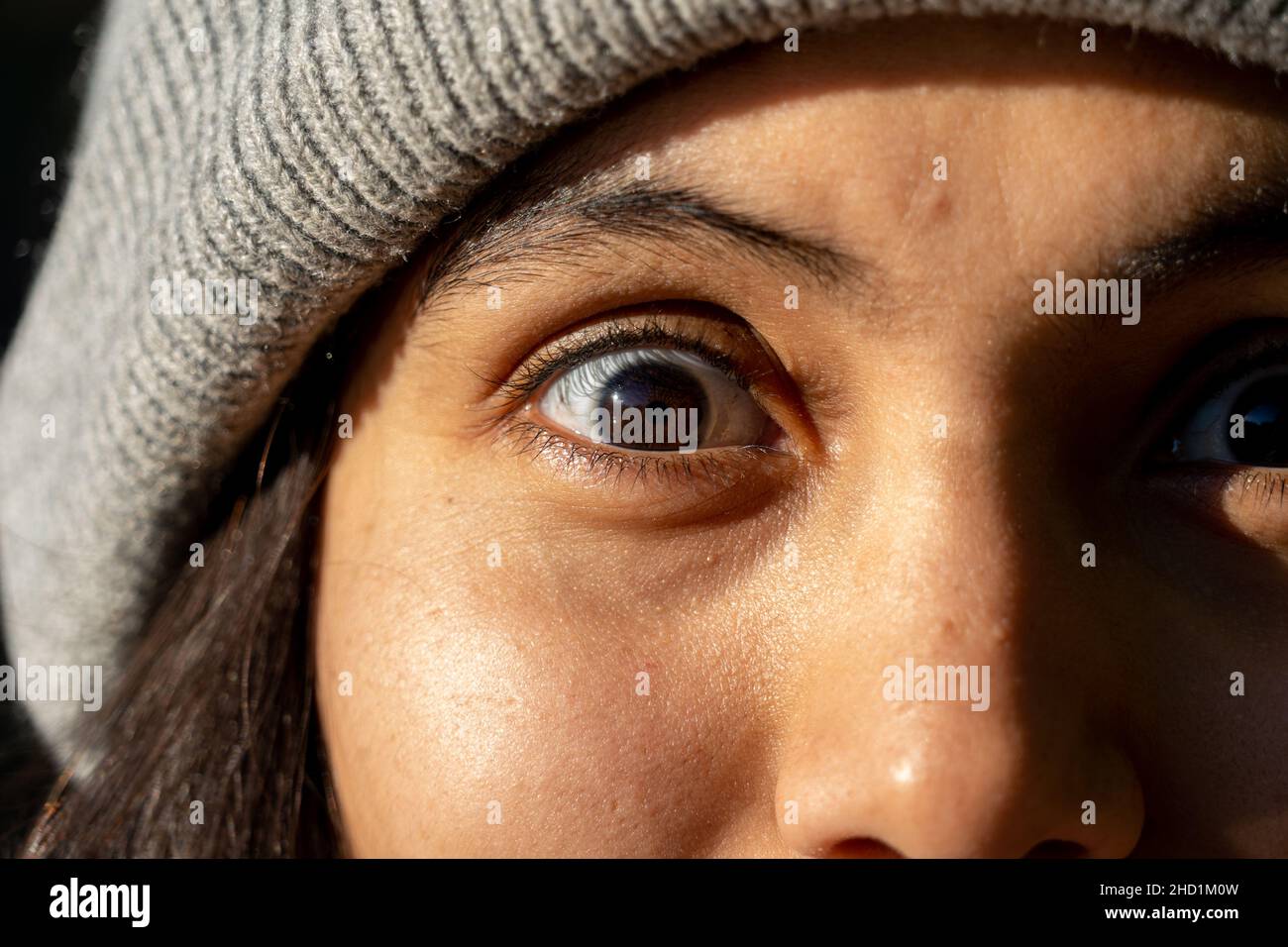 Nahaufnahme eines hispanischen Mädchens, das in Neuseeland die Kamera anschaut Stockfoto