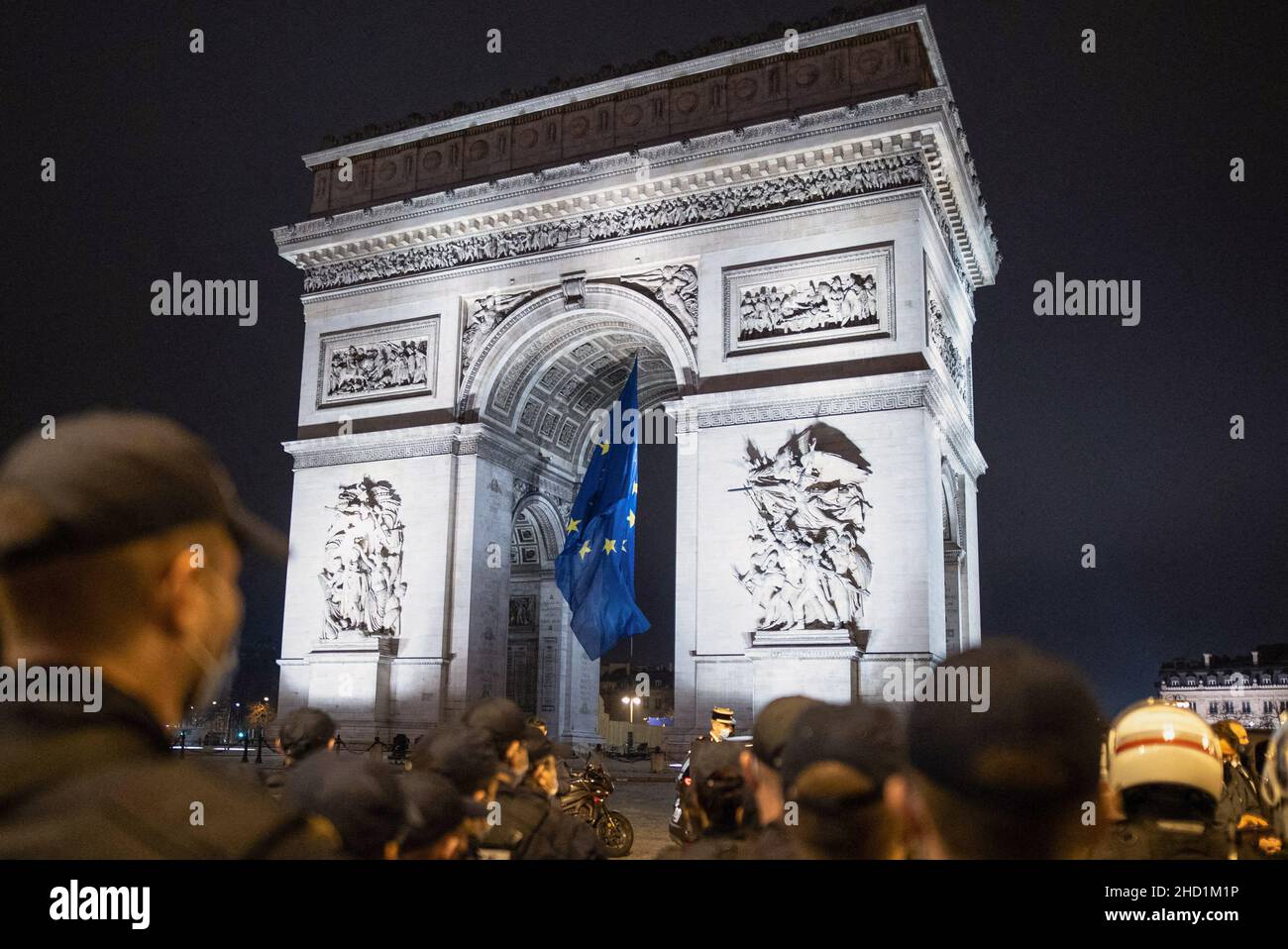 Die Flagge der Europäischen Union auf dem Triumphbogen wurde in der Nacht zurückgezogen und hing am sonntagmorgen, dem 2. Dezember 2022, nicht mehr. Auf diesem Bild, das am freitag, dem 31. Dezember 2021 aufgenommen wurde, hat die EU-Flagge die französische Flagge ersetzt. Die rechtsextreme Führerin Marine Le Pen protestierte am Samstag gegen die Anbringung einer Flagge der Europäischen Union auf dem Triumphbogen zum Beginn der sechsmonatigen Pariser Präsidentschaft des Blocks. Foto von Raphael Lafargue/ABACAPRESS.COM Stockfoto