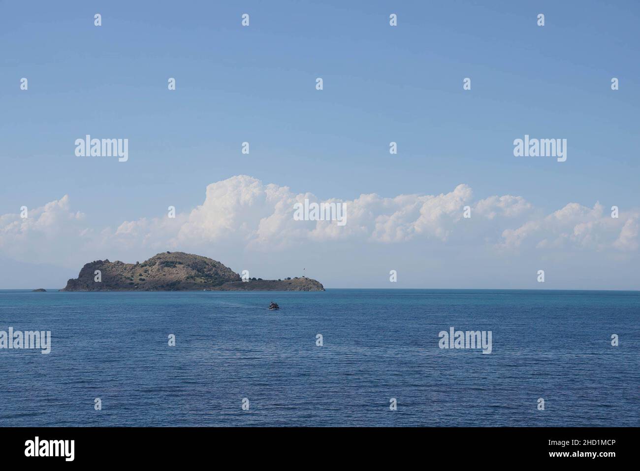 Blick vom Van-See auf die Akdamar-Insel (Akdamar Adasi) unter den Wolken bei Gevis, Türkei Stockfoto