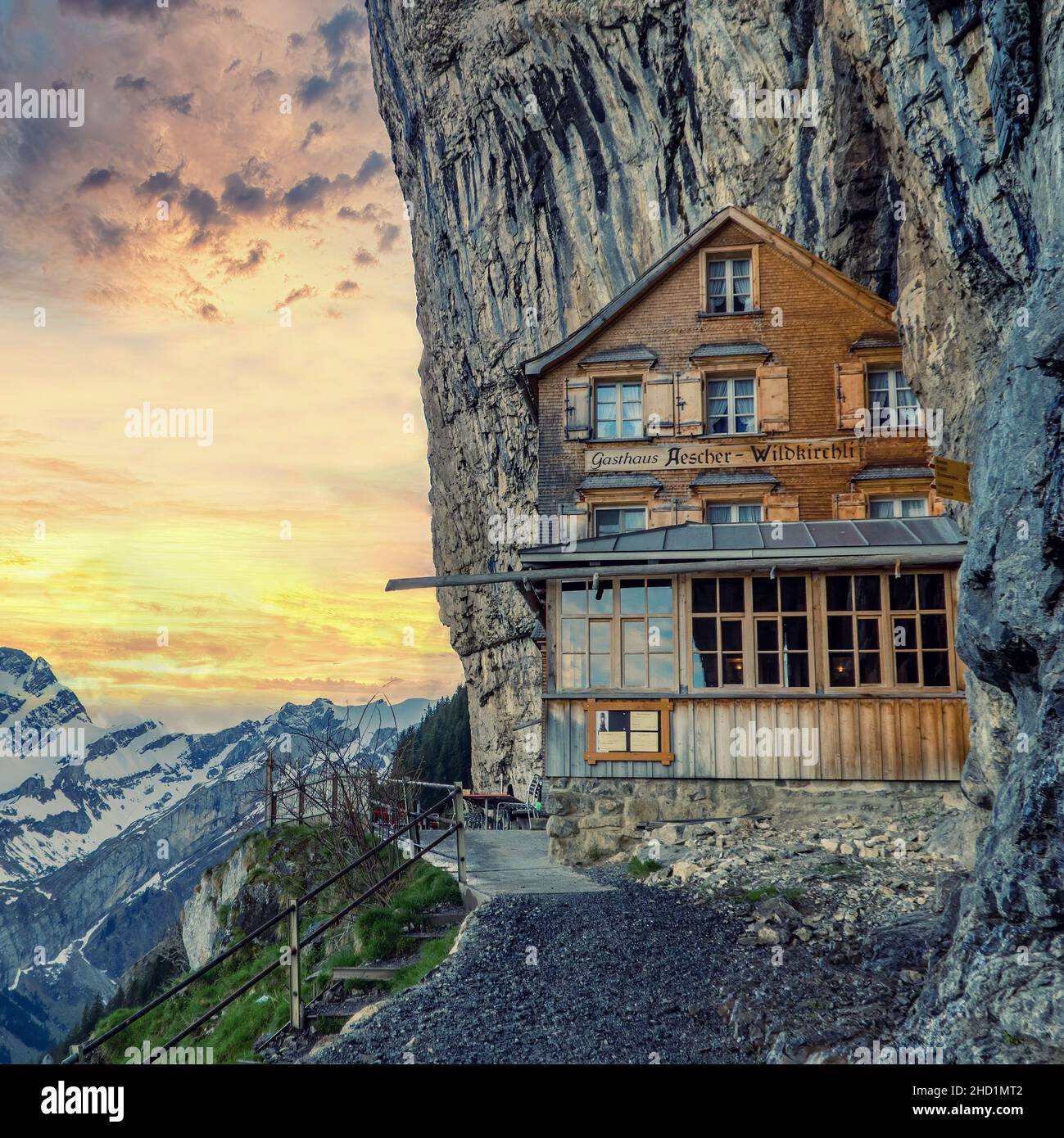 Ebenalp, Schweiz - Mai 2017: Berühmtes Berggasthaus Aescher mitten auf dem Wanderweg. Berggasthaus Aescher ist ein 170 Jahre alter Gastus Stockfoto