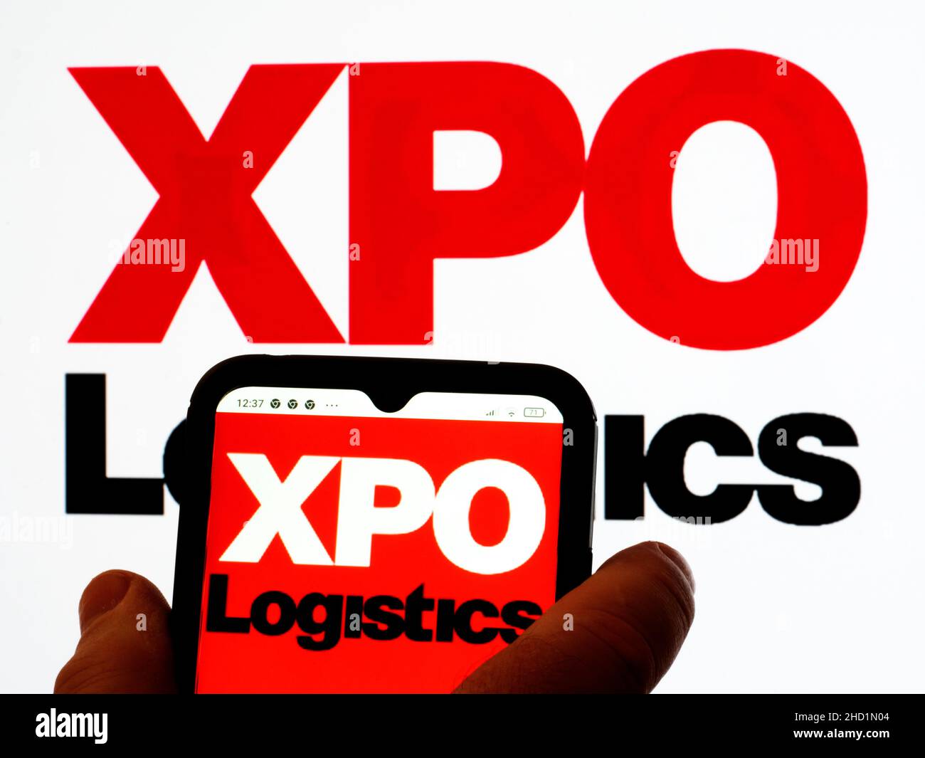 In dieser Abbildung zeigt das Logo von XPO Logistics, Inc., das auf einem Smartphone angezeigt wird Stockfoto