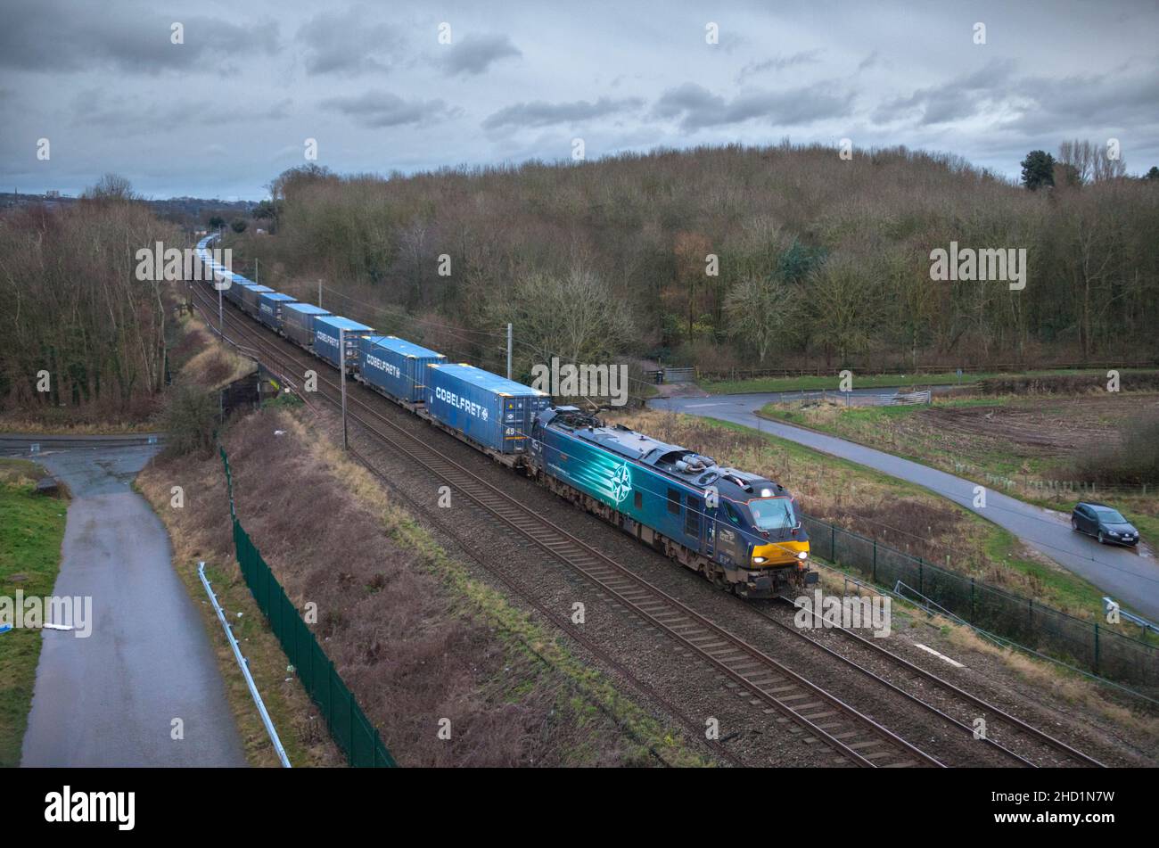 Direct Rail Services Lok 88 88008 auf der Hauptlinie der Westküste mit einem intermodalen Containerfrachtzug, der Container für JG Russell transportiert Stockfoto