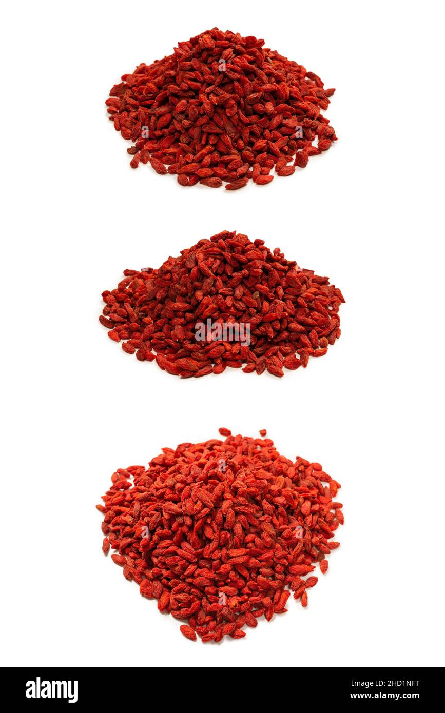Gruppe von roten Beeren Goji isoliert auf einem weißen Hintergrund. Stockfoto