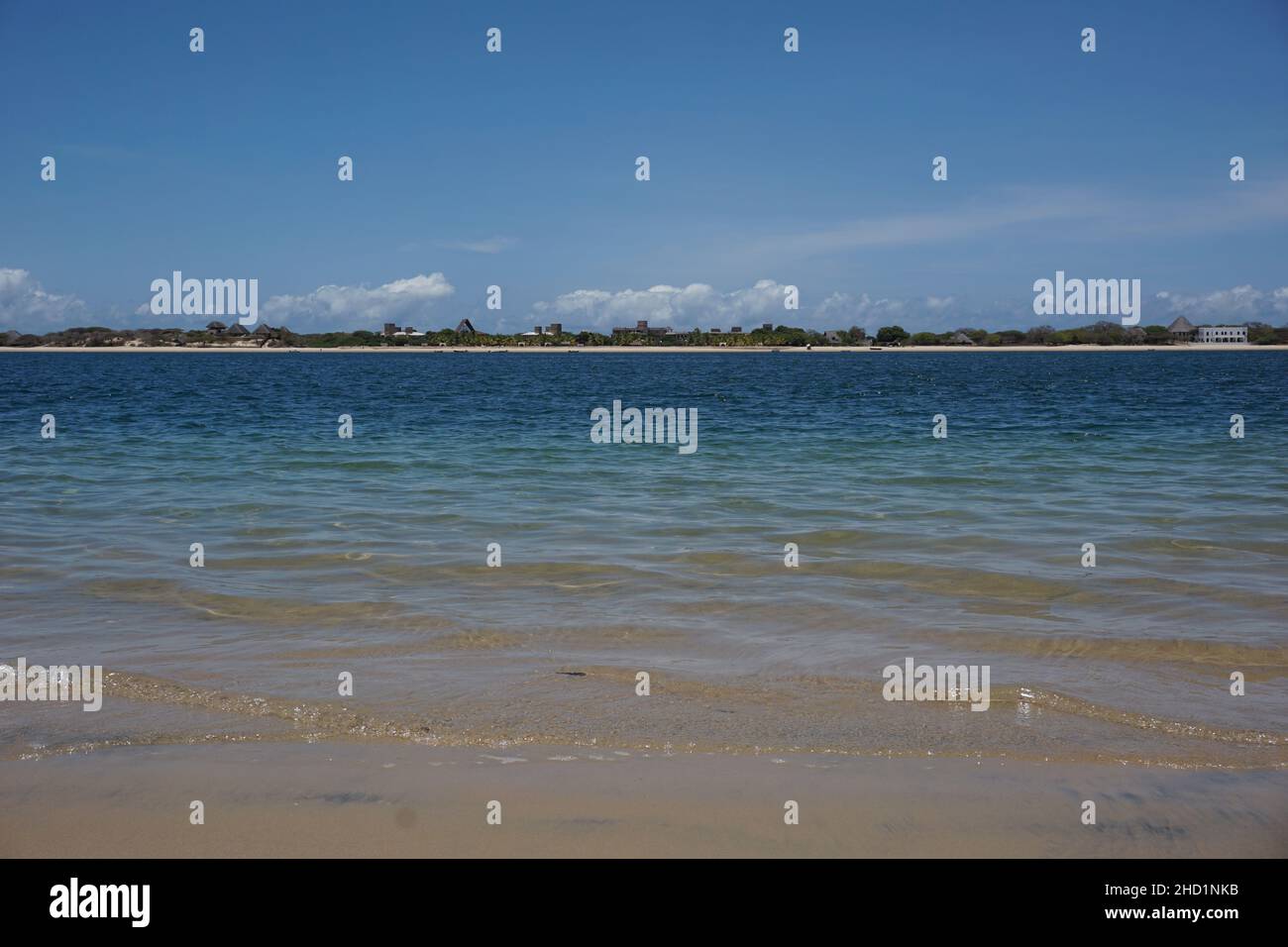 Blick auf Manda Island vom Strand der Lamu Island, Kenia Stockfoto