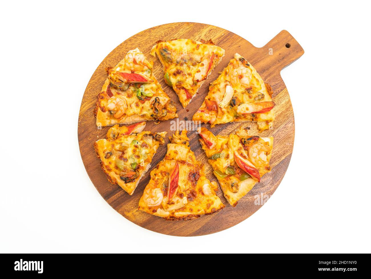 Pizza mit Meeresfrüchten auf Holztablett isoliert auf weißem Hintergrund Stockfoto