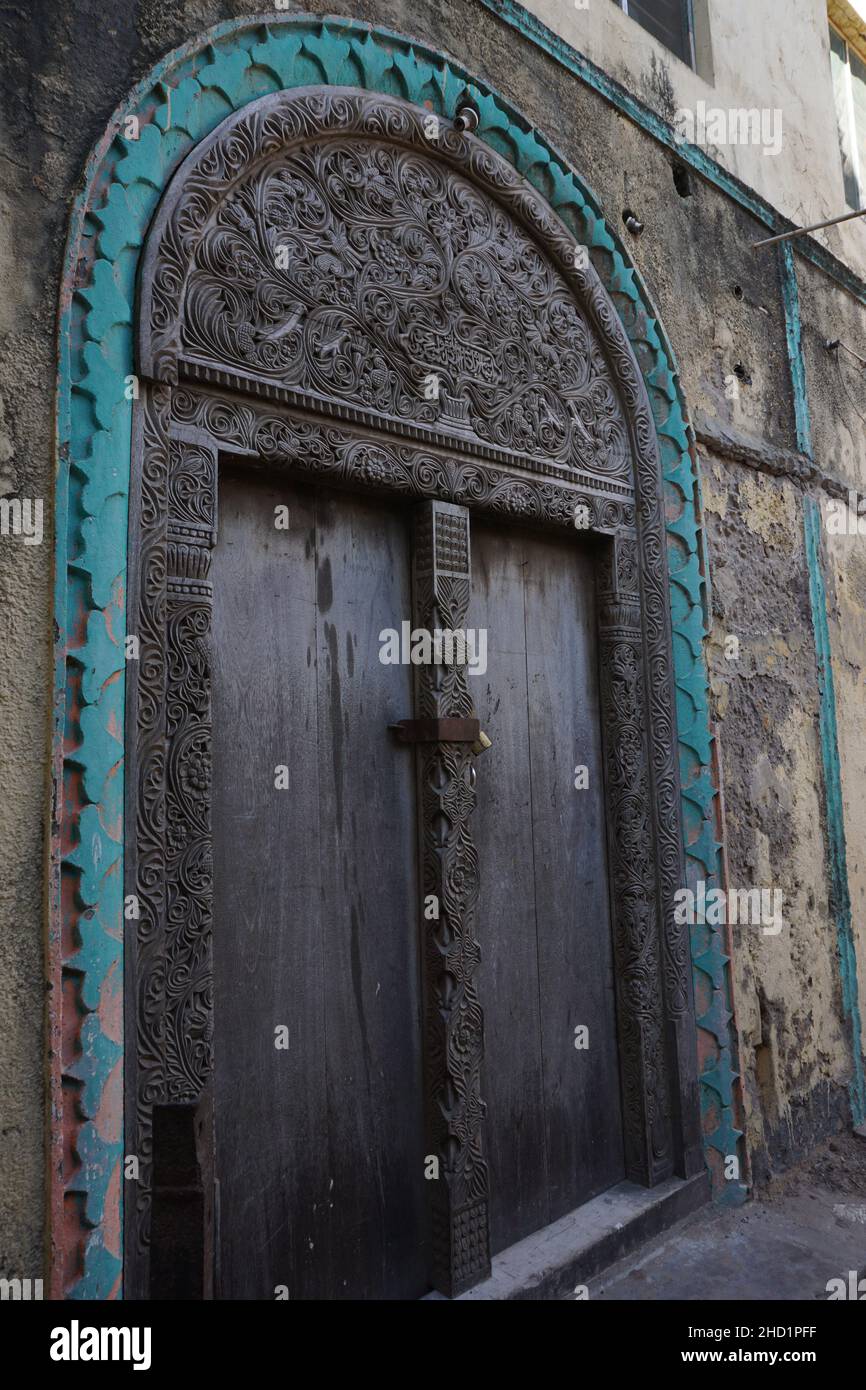 Nahaufnahme einer Holztür mit traditionellen Mustern in Lamu, Kenia Stockfoto