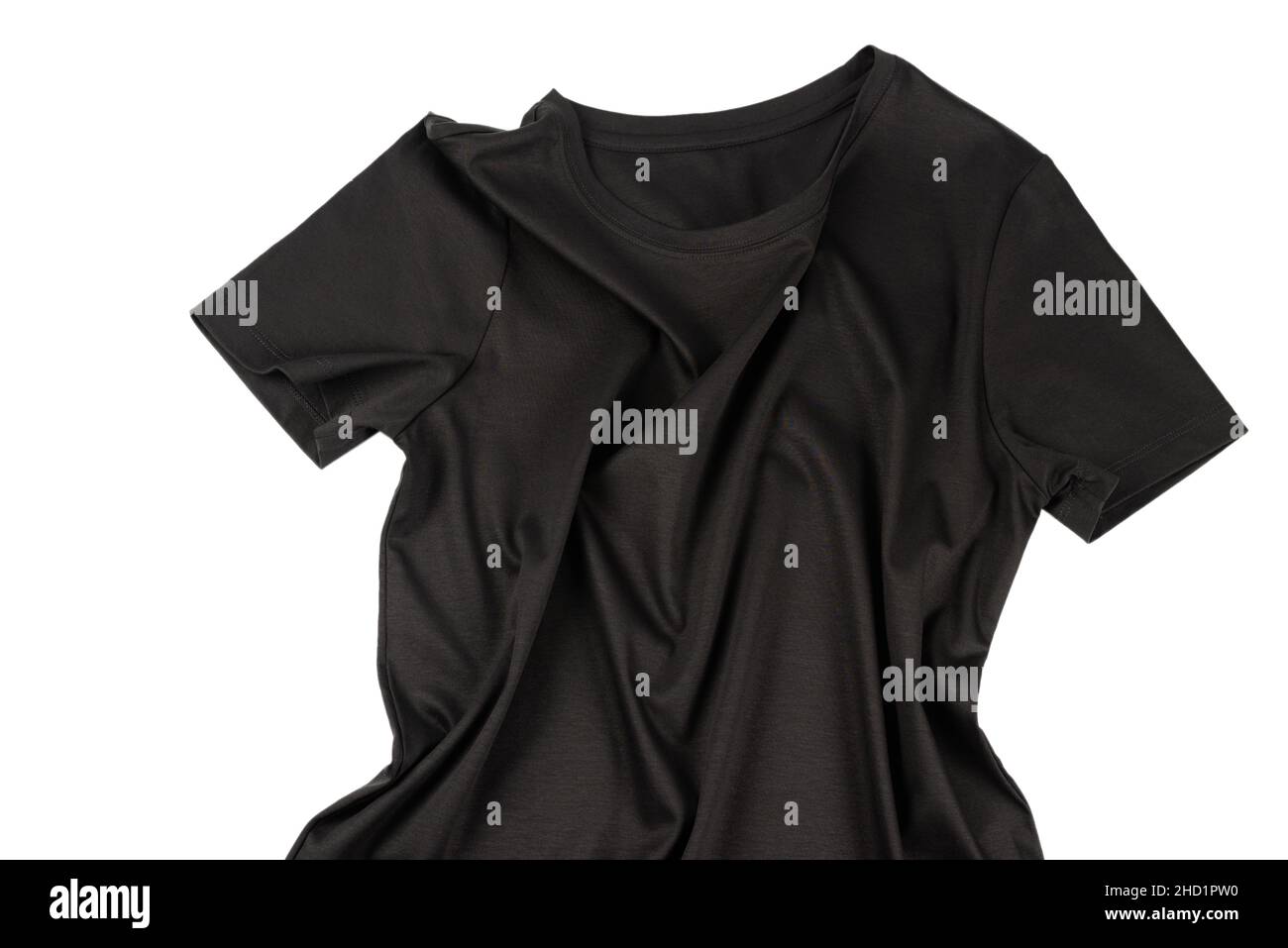Ein schwarzes T-Shirt aus Baumwolle, isoliert auf weißem Hintergrund. Stockfoto
