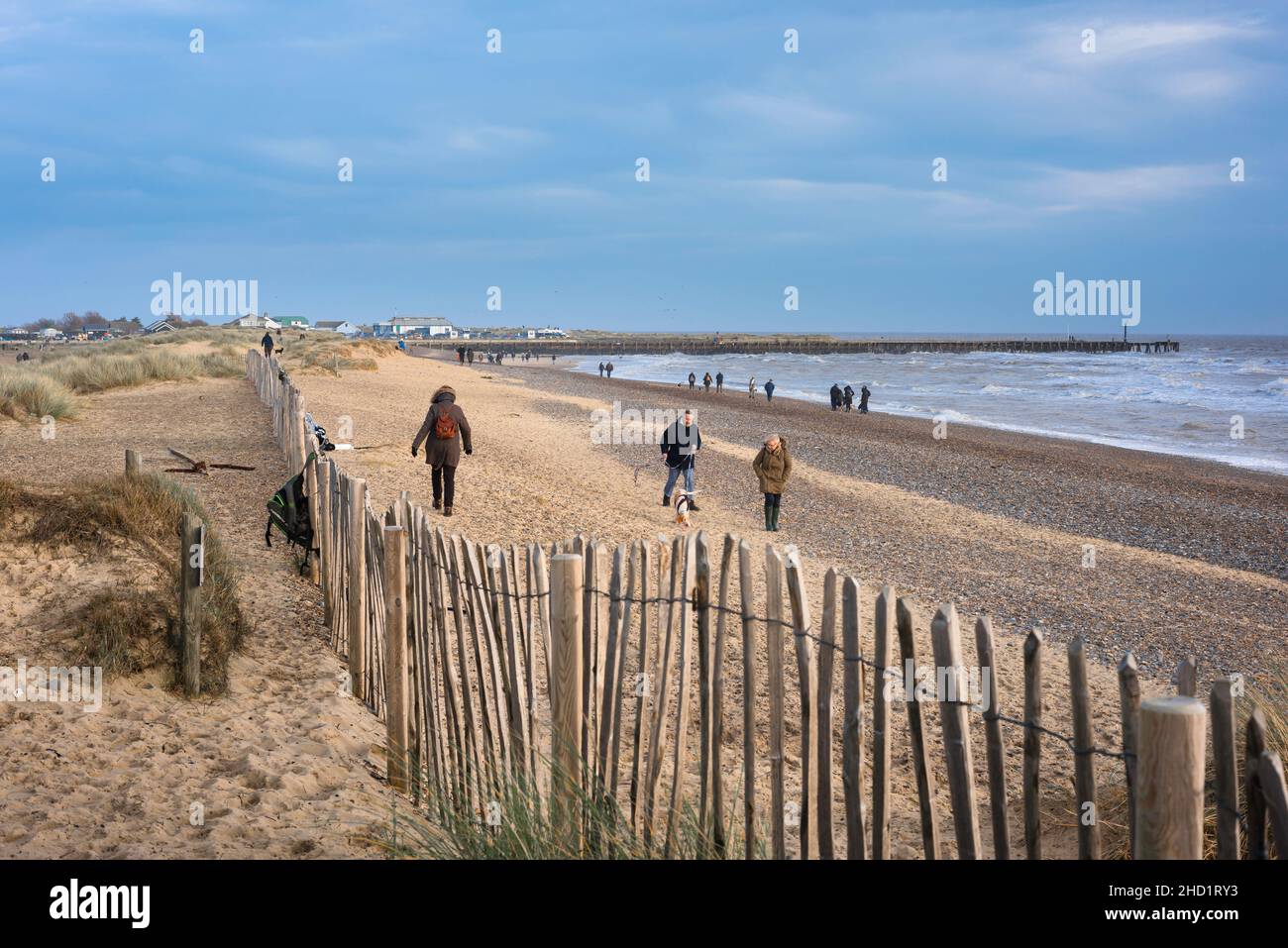 Walberswick Beach, außerhalb der Saison Blick auf Menschen, die am Strand von Walberswick, Suffolk Küste, England, Großbritannien, spazieren gehen Stockfoto