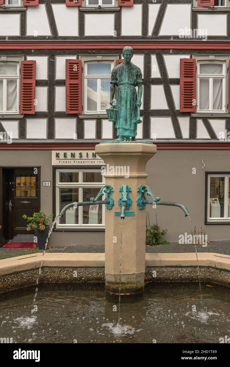 Brunnen mit Skulptur in der historischen Altstadt, Kronberg im Taunus, Deutschland Stockfoto