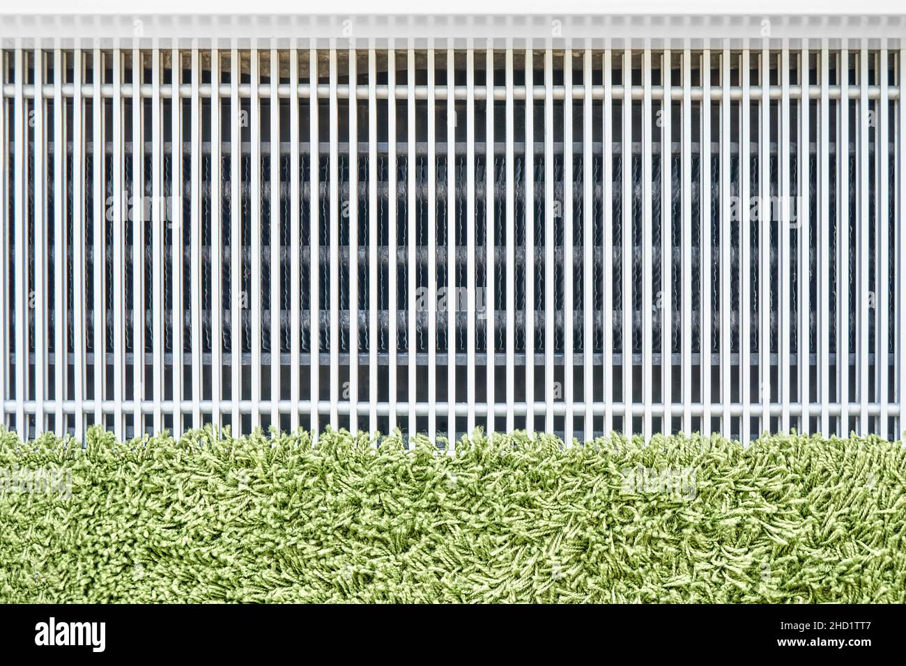 Moderne Wasser-Unterflur-Wärmekonvektor in der Nähe Panoramafenster mit grünem Teppich in renovierten Wohnung oberen Blick installiert Stockfoto