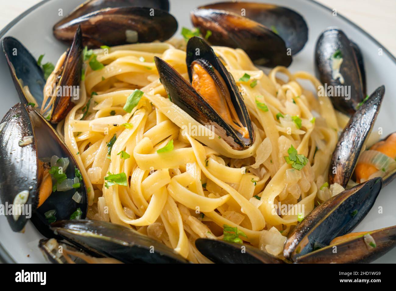 Linguine Spaghetti Pasta Vongole Weißweinsauce: Italienische Meeresfrüchte-Pasta mit Muscheln und Muscheln Stockfoto