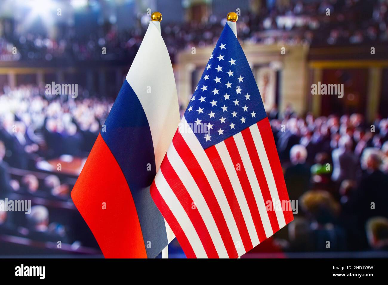 Die US-Flagge, die russische Flagge. Flagge der USA, Flagge Russlands. Die Konfrontation zwischen den Vereinigten Staaten von Amerika und der Russischen Föderation. Russlands Invasion in Großbritannien Stockfoto