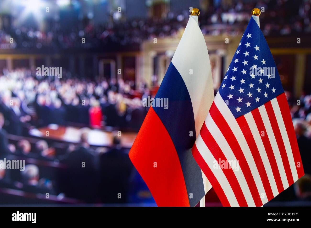 Die US-Flagge, die russische Flagge mit Platz für Text. Flagge der USA, Flagge Russlands. Die Konfrontation zwischen den Vereinigten Staaten von Amerika und der Russischen Föderation Stockfoto