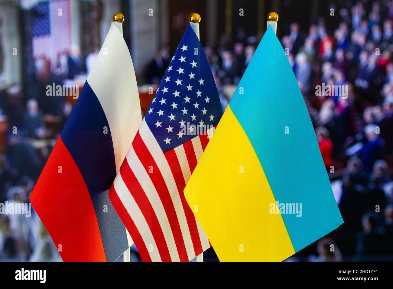 Die US-Flagge, die russische Flagge, die ukrainische Flagge. Flagge der USA, Flagge Russlands, Flagge der Ukraine. Die Vereinigten Staaten von Amerika und die Russische Föderation konfron Stockfoto