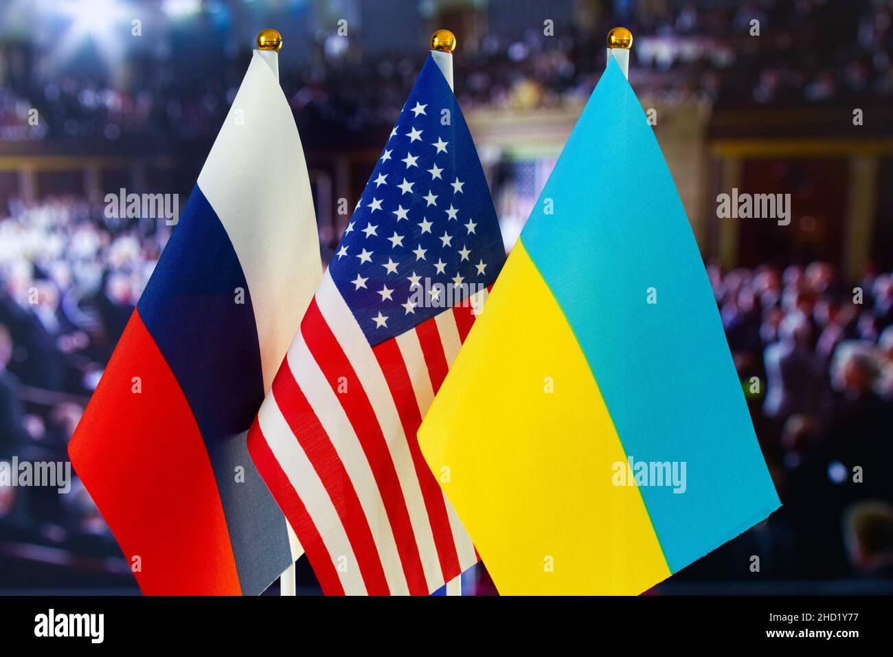 Die US-Flagge, die russische Flagge, die ukrainische Flagge. Flagge der USA, Flagge Russlands, Flagge der Ukraine. Die Vereinigten Staaten von Amerika und die Russische Föderation konfron Stockfoto
