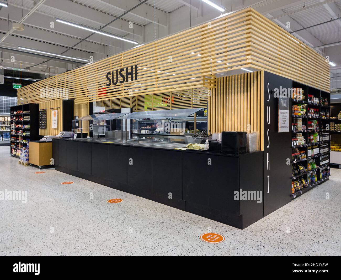 Turku, Finnland - 21. Dezember 2021: Horizontale Ansicht des Sushi-Shops im K Citymarket Lebensmittelgeschäft. Stockfoto