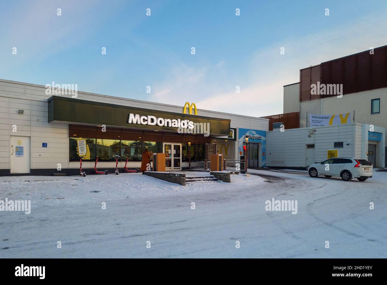 Turku, Finnland - 24. Dezember 2021: Horizontal Snowy View McDonald's Restaurant Storefront. Stockfoto