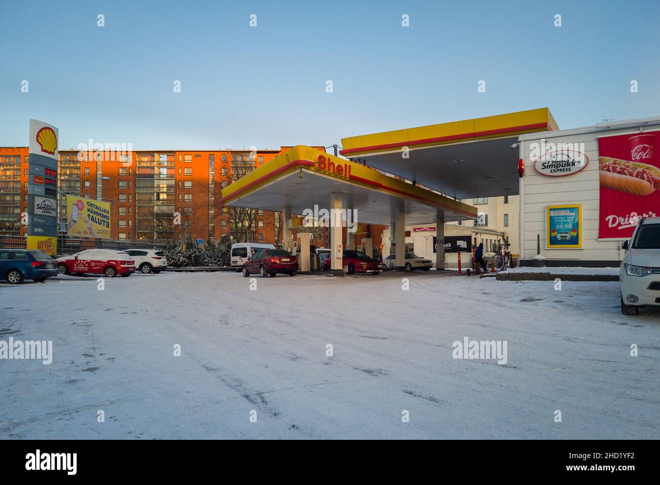 Turku, Finnland - 24. Dezember 2021: Horizontale Ansicht der Shell-Tankstelle am Schneetag. Stockfoto